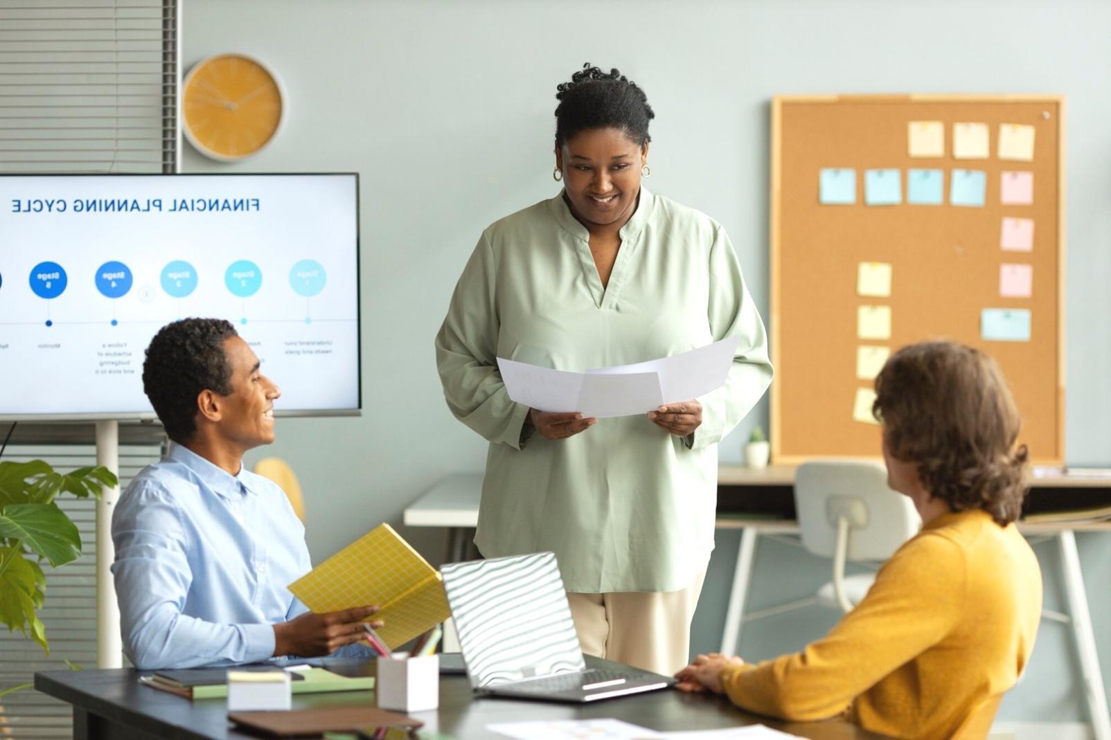 Sesi diskusi intensif tentang analisis sensitivitas dalam model keuangan dengan studi kasus real