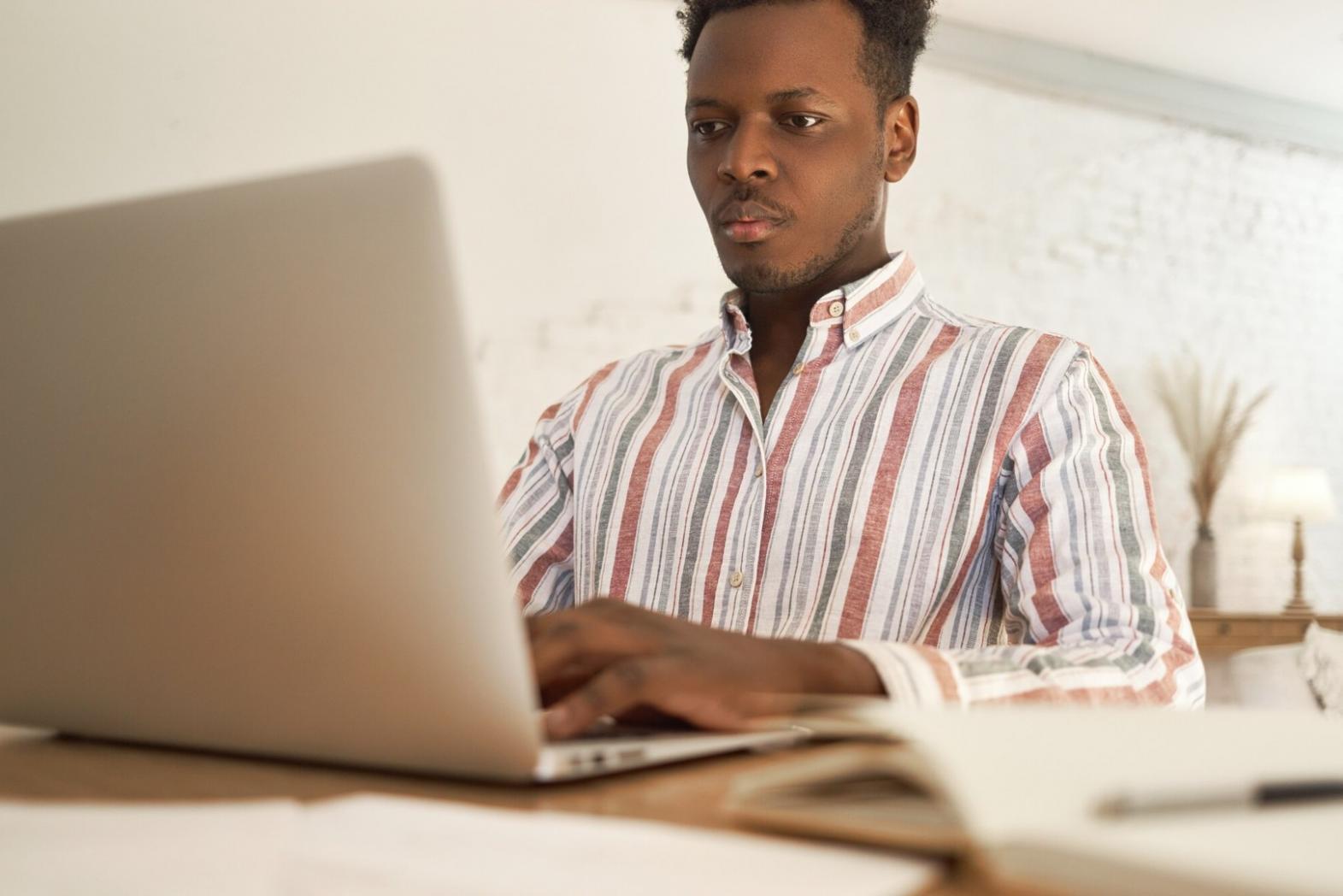 Peserta sedang menyusun proyeksi pendapatan dalam sesi workshop