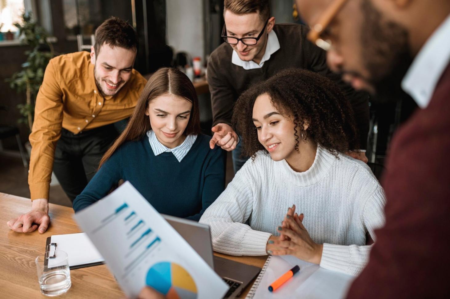 Suasana diskusi kelompok pembelajaran model finansial di Vault Saham