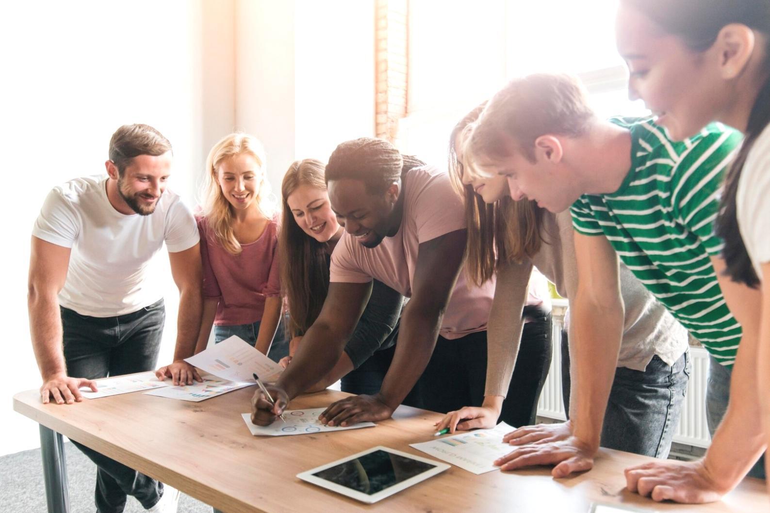 Suasana diskusi profesional tentang model finansial dan pembelajaran bisnis di kantor Vault Saham